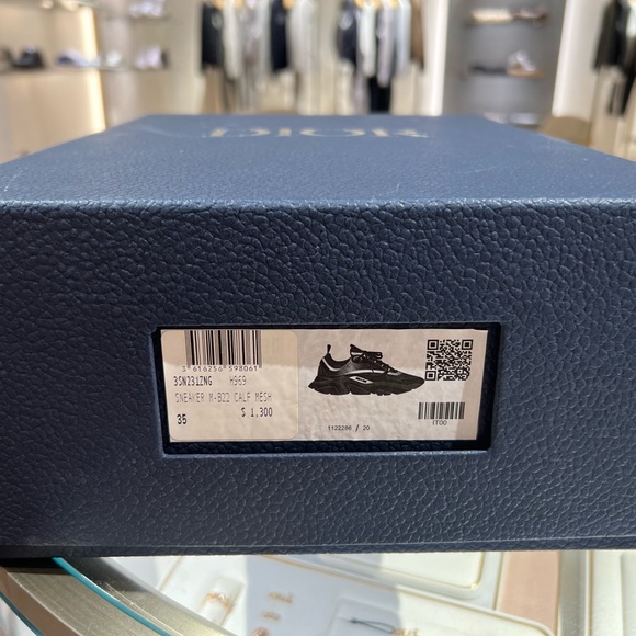 BRAND NEW NEVER WORN. Selling because it is the wrong size. Authentic Dior B22 - Picture 4 of 4